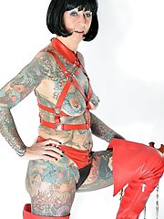 Photo shoot with full body tattooed MILF Cleo