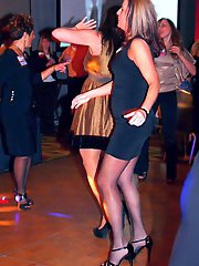 Good-looking older cougar is posing nude on picture