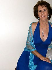 Awesome-looking mature tart is posing undressed for fun