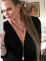 Classy-looking experienced GF wants to fuck the stranger