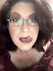 Voluptuous Drama loves to pose with her cocks